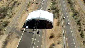 Arrastra a agente en intento de huida