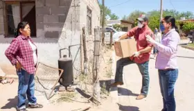 Reciben familias del Río Sonora despensas