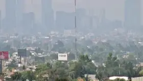 Mueren más por Covid-19 en zonas contaminadas; Semarnat alerta por impacto en salud