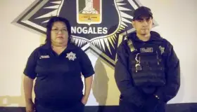 Salvan policías municipales a dos personas en incendio