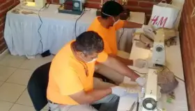 Elaboran en Cereso Peñasco batas y cofias quirúrgicas