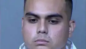 Dispara contra quienes lo molestaban; mata a uno