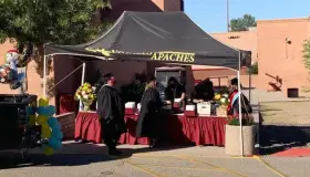 Gradúan sin ceremonia cientos de estudiantes