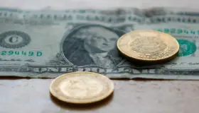 Pierde el peso, pero no rebasa las 23 unidades por dólar