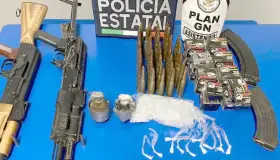 Incautan arsenal en vehículo abandonado