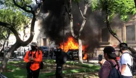 Queman patrullas y vandalizan Palacio de Gobierno de Jalisco por muerte de Giovanni López