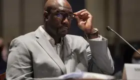 &#039;Hagan cambios&#039;, pide hermano de Floyd ante el Congreso