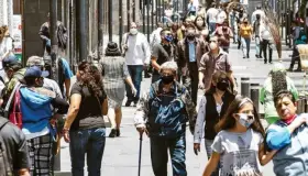 Sin sana distancia la pandemia se acelera; la mitad del país pasa a semáforo naranja