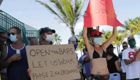 Florida registra récord de coronavirus; gobernador minimiza daño