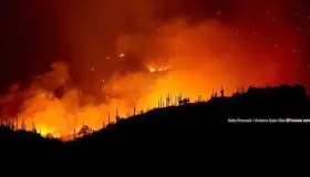 Luchan más de mil bomberos contra incendio