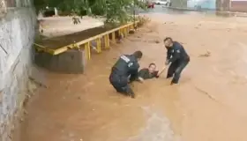 Rescatan policías municipales a joven