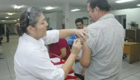 Mantiene IMSS campaña de vacunación permanente