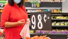 Exige Walmart a los clientes cubre-bocas