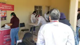 Llevan jornada de salud a Punta Chueca