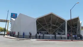 Provocan desorden al interior de banco