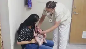 Continúa vacunación en el Hospital Infantil