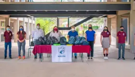 Entregan obsequios a estudiantes