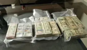 Decomisan 200 mil dólares en garita