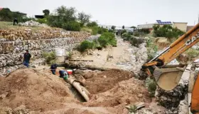 Atienden fuga de aguas residuales