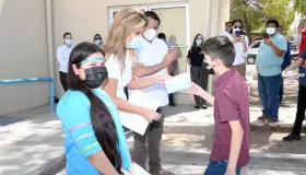 Entrega Gobernadora becas estudiantiles