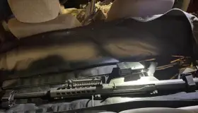 Detiene Guardia Nacional Un arma Barrett, calibre 50, abastecida y alrededor de ocho mil cartuchos útiles de grueso calibre.a mujer con un Barret .50