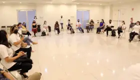 Apoyan estudiantes a adultos mayores