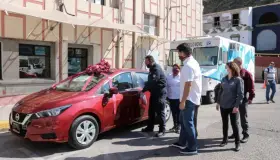 Entrega Alcalde vehículo a contribuyente cumplido