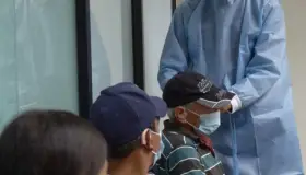 Entregan aparatos auditivos