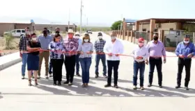 Entrega becas y apoyos de vivienda