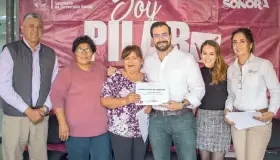 Condonan deuda a jefas de familia