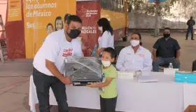 Entregan apoyos digitales a estudiantes nogalenses