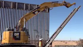 Investigan desechos del muro