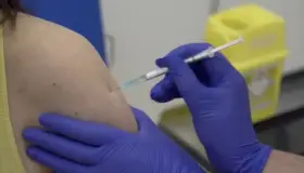 Suspenden ensayos de vacuna