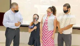 Entregan más becas de excelencia a estudiantes