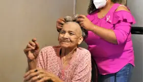 Recibe paciente con cáncer apoyos