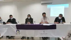 Cumple Alcalde a estudiantes