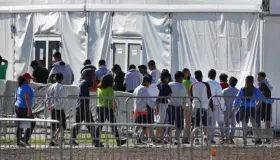 Continúan 545 niños separados de sus padres