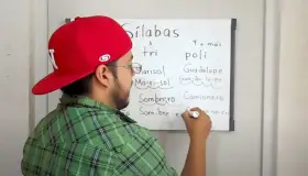 Ayuda maestro con canal de video a niños