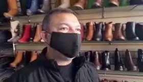 Ayudan comerciantes a niña