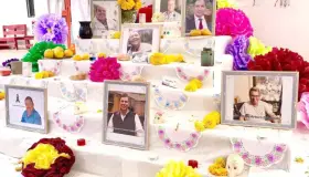 Honran memoria de doctores con Altar