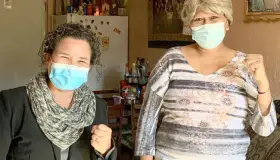 Ofrecen apoyo a paciente con cáncer