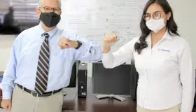 Donan computadoras a estudiantes indígenas