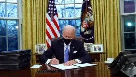 Biden lanza plan de acción contra covid; 100 millones de dosis en 100 días