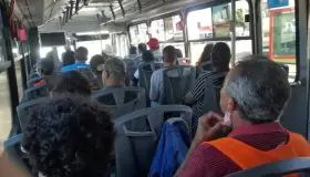 <b>Solicitan
más camiones para evitar contagios</b>