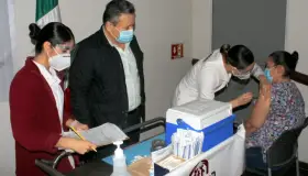 <b>Aplica</b><b> Isssteson 380
vacunas</b><b> más contra el covid
</b>

<b>al personal</b>