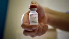 Alerta Cofepris sobre venta ilegal de vacuna antiCovid de Moderna