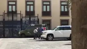 AMLO reapareció en Palacio Nacional caminando y con cubrebocas, a dos semanas de dar positivo a COVID-19