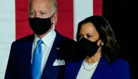 Biden y Harris visitan sitio de vacunación.