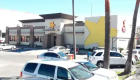 Joven trabajadora da a luz en baño de restaurante