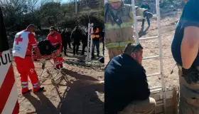 Rescatan a polícia que cae a desagüe